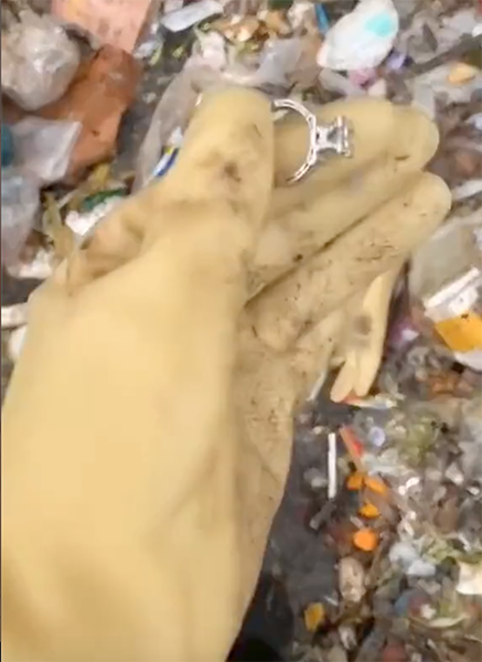 Mẹ chồng lỡ tay vứt nhầm nhẫn cưới của con dâu, cô gái bỏ gần 7 triệu mua nguyên bãi rác để tìm-2