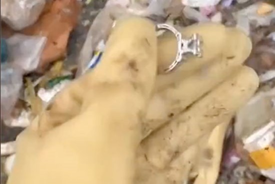 Mẹ chồng lỡ tay vứt nhầm nhẫn cưới của con dâu, cô gái bỏ gần 7 triệu mua nguyên bãi rác để tìm