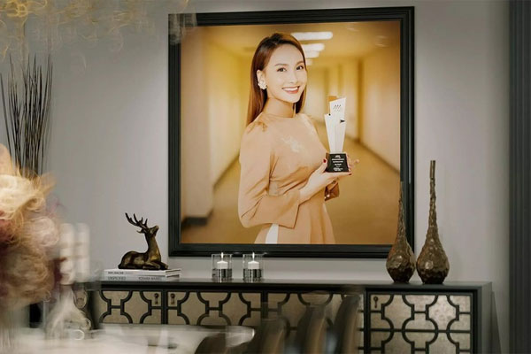 2 nữ hoàng ảnh lịch 50 tuổi vẫn là cực phẩm, ở biệt thự rộng, cây xanh bao quanh nhà-11