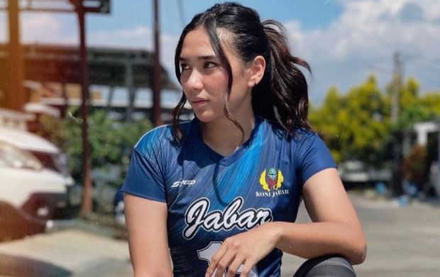 Thủ quân bóng chuyền nữ Indonesia tại SEA Games 31 gây thổn thức với diện mạo xinh đẹp, khiến vạn người ngẩn ngơ vì quá mạnh mẽ trên sân-1