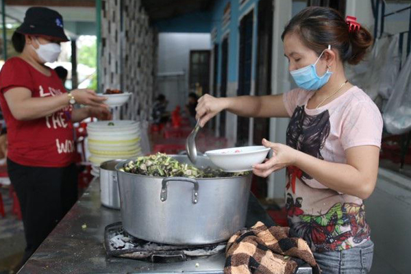 Quán phở Hà Nội đun bát đá 300 độ C, khách tự nấu tự ăn, ngày hết 400 bát-17