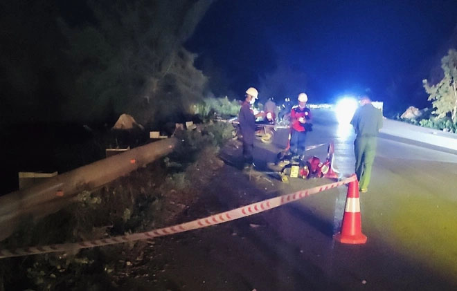 Tài xế xe máy văng xuống vách núi sau tai nạn giao thông-1