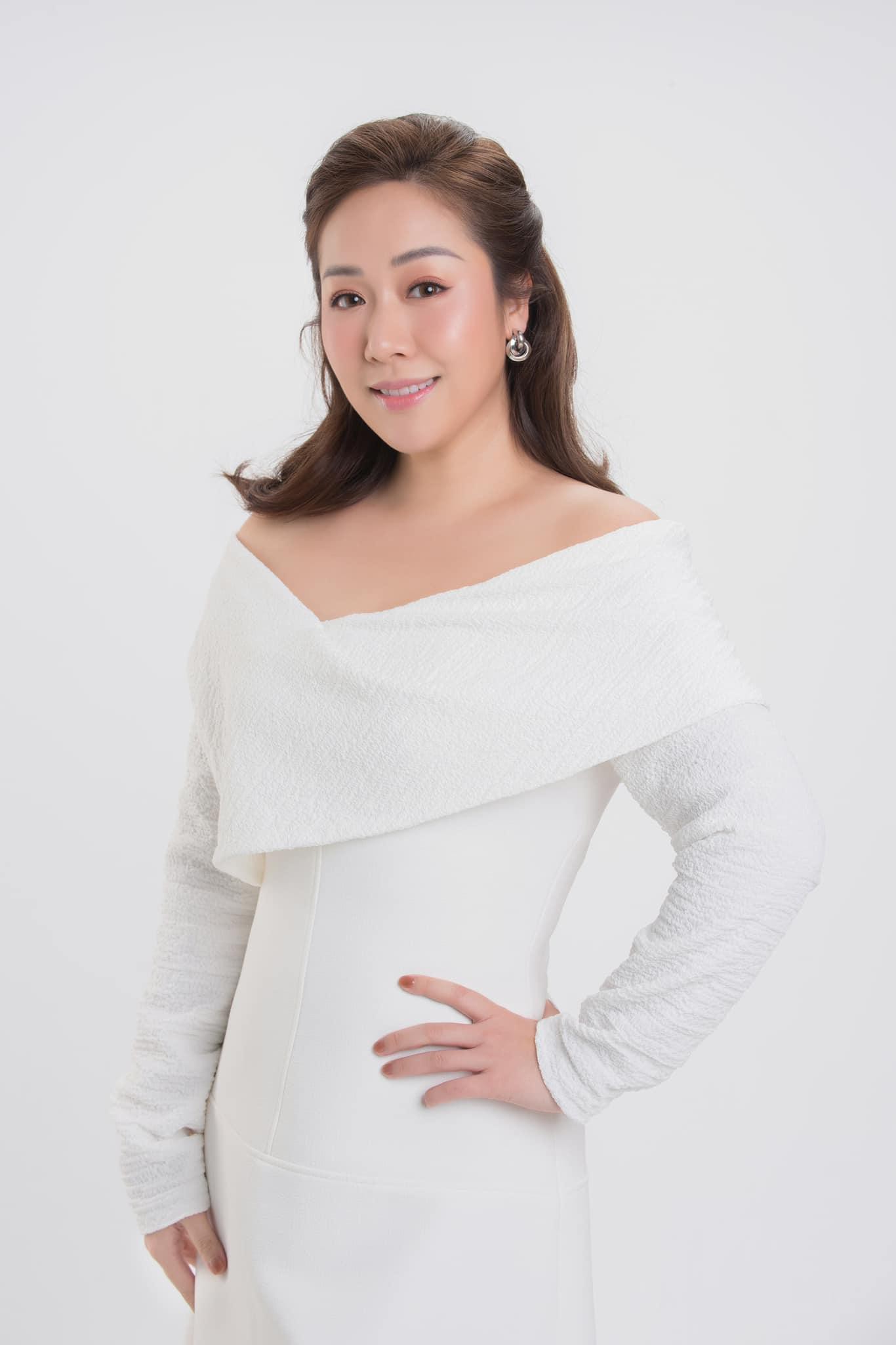 Hai Hoa hậu có học vấn khủng rời xa showbiz, yên bình bên ông xã ngoại quốc-8