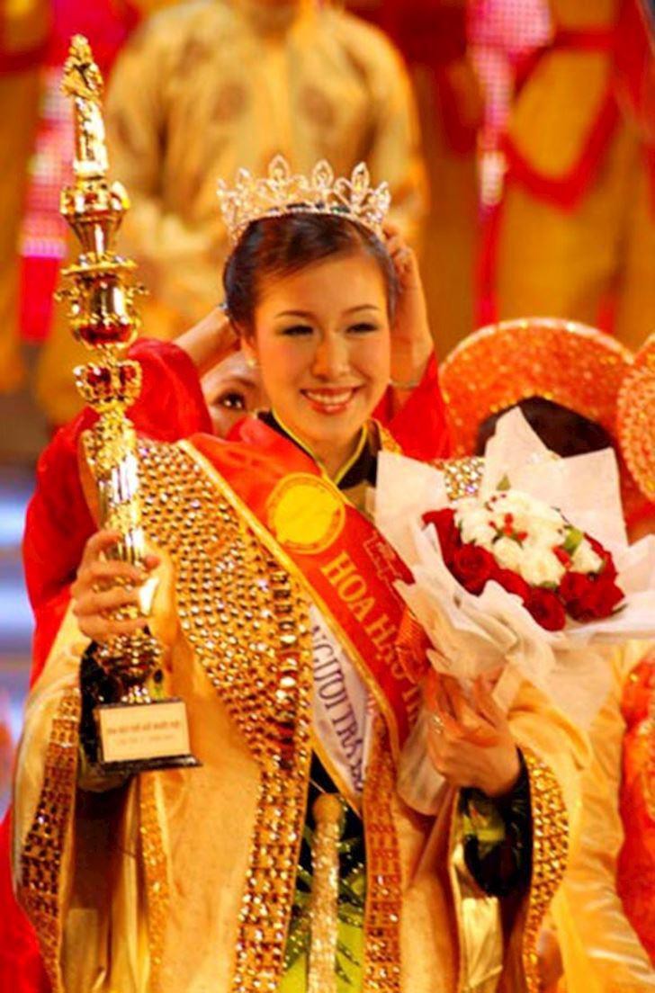 Hai Hoa hậu có học vấn khủng rời xa showbiz, yên bình bên ông xã ngoại quốc