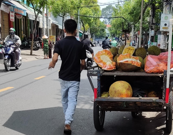 Mít ruột đỏ bán rong giá vẫn chát-1