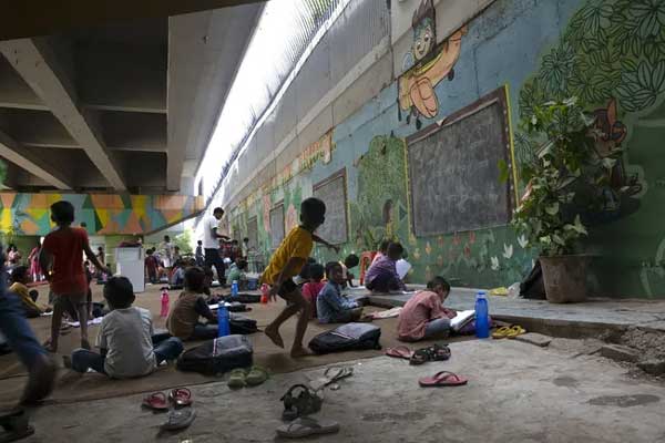 24 giờ địa ngục giữa nắng nóng kỷ lục ở Ấn Độ: Không quạt, không nước, gầm cầu biến thành lớp học và cuộc chiến sinh tồn khốc liệt-2