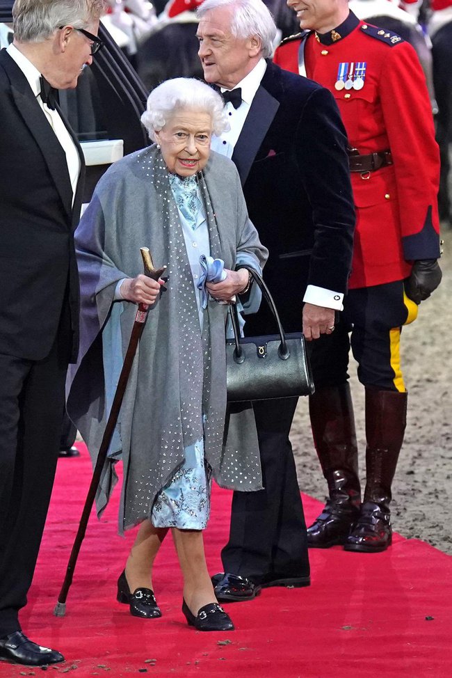 Biểu cảm độc lạ của Nữ hoàng Anh trong sự kiện đầu tiên mừng đại lễ Bạch Kim gây bão truyền thông-1