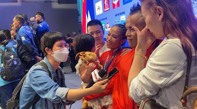 Ông xã đạt 2 HCV SEA Games, vợ đứng cạnh khóc thút thít: Khi gia đình gặp lần đầu, ai cũng lo vì anh to quá và lời hứa rất đáng giá trước khi lên sàn!-2