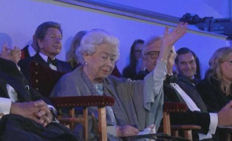 Biểu cảm độc lạ của Nữ hoàng Anh trong sự kiện đầu tiên mừng đại lễ Bạch Kim gây bão truyền thông-8