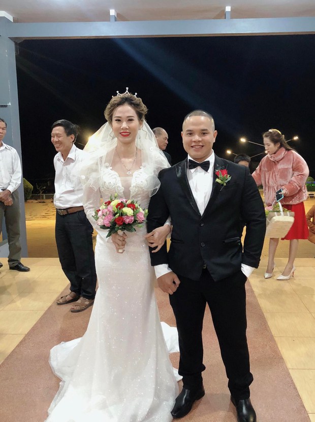 Ông xã đạt 2 HCV SEA Games, vợ đứng cạnh khóc thút thít: Khi gia đình gặp lần đầu, ai cũng lo vì anh to quá và lời hứa rất đáng giá trước khi lên sàn!-8