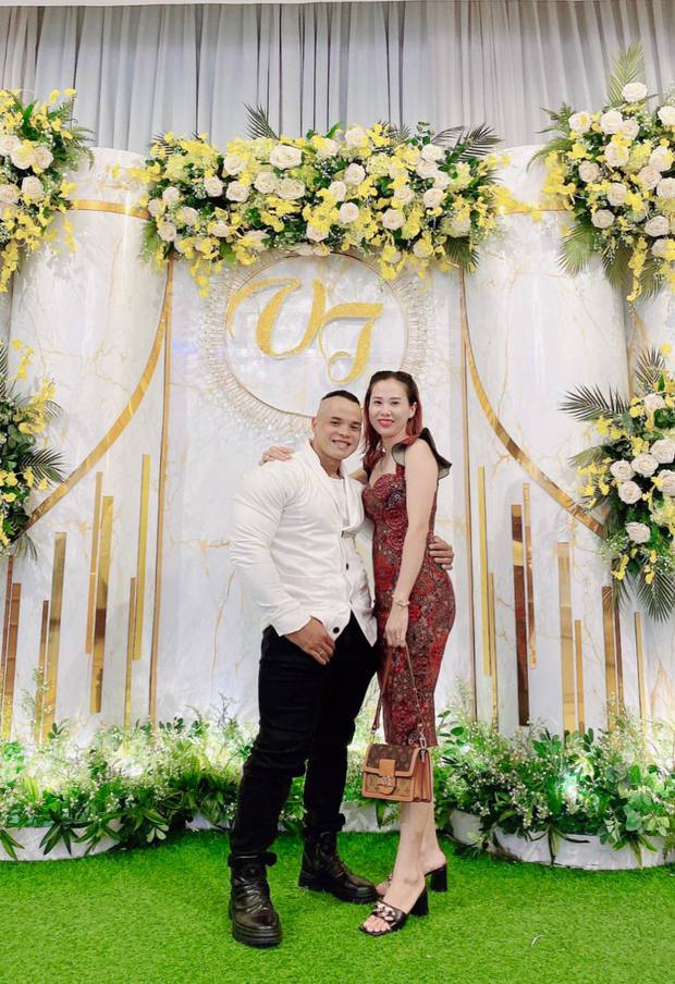 Ông xã đạt 2 HCV SEA Games, vợ đứng cạnh khóc thút thít: Khi gia đình gặp lần đầu, ai cũng lo vì anh to quá và lời hứa rất đáng giá trước khi lên sàn!-6