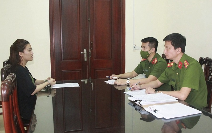 Tìm nạn nhân của hot girl” thành đạt chuyên đi xe Mercedes-2