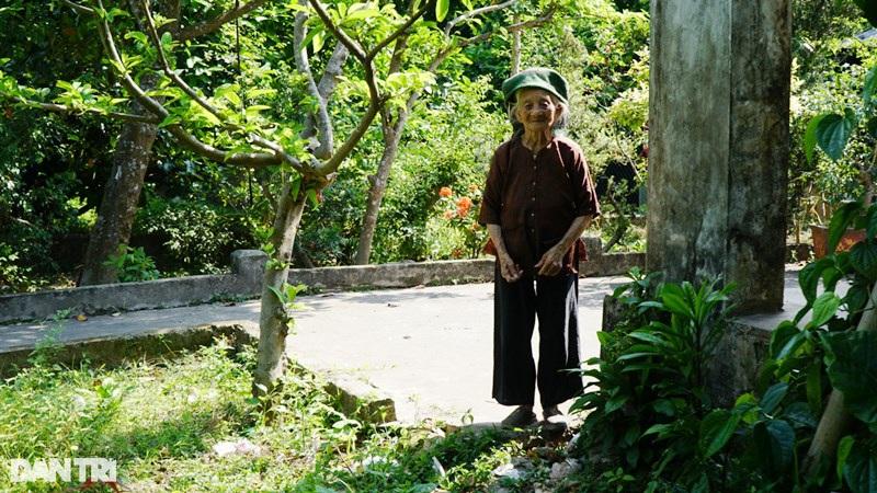 Cụ bà cao tuổi bậc nhất Việt Nam, có 114 con cháu vẫn lén đi... buôn-2