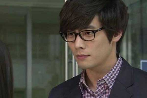 Thấy giúp việc đối xử với con mình như ruột thịt, tôi định tăng lương thì vô tình vào phòng cô ấy mà không tin nổi-1