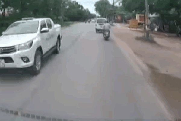 Chạy tốc độ nhanh, thiếu quan sát, xe máy tông mạnh vào đuôi ô tô