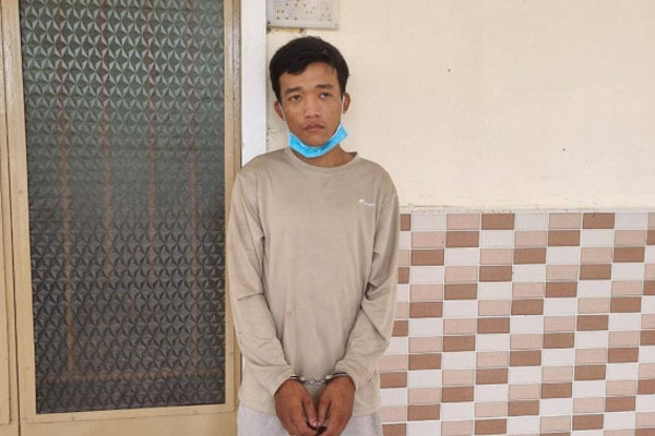 Trộm bị chủ nhà đánh không trượt phát nào” vẫn cố nài nỉ xin 1 quả bóng-1