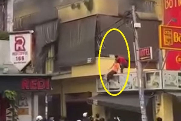 CLIP: Cửa hàng xăng dầu bốc cháy ngùn ngụt, thiêu cháy ô tô-2