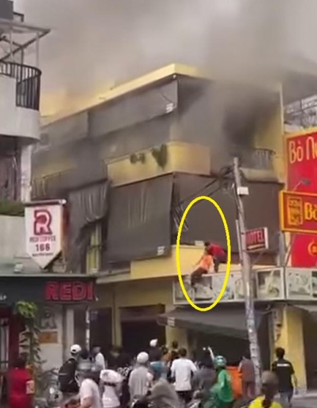 Cháy quán bò nướng 3 tầng, nhiều nhân viên ôm cột điện thoát nạn-1