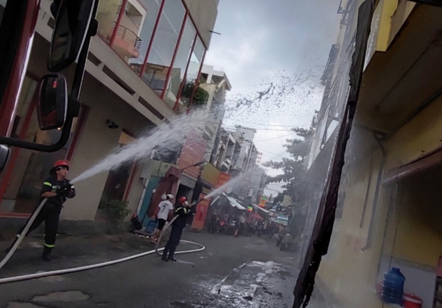 Cháy quán bò nướng 3 tầng, nhiều nhân viên ôm cột điện thoát nạn-2