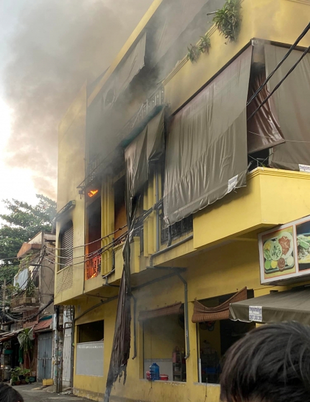 Cháy quán bò nướng 3 tầng, nhiều nhân viên ôm cột điện thoát nạn-3