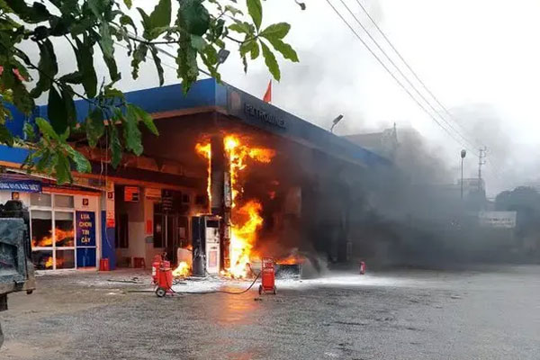 Ô tô bốc cháy dữ dội, 5 người thoát thân an toàn-3