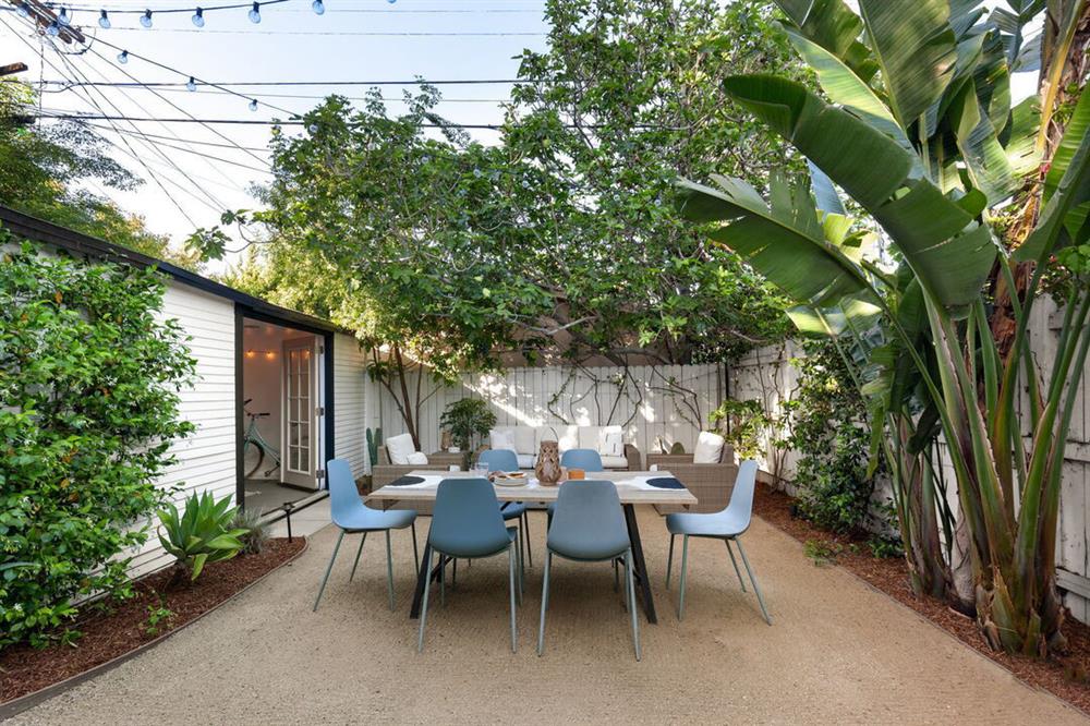Căn nhà nhỏ có mặt tiền bé tí hạt tiêu, không gian ấm cúng và khu vườn ngoài trời đầy thư giãn-21
