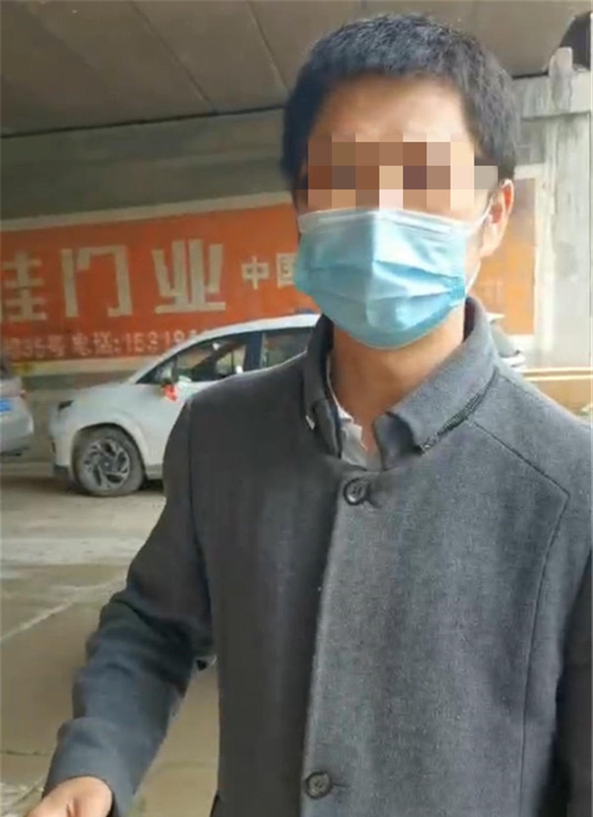 Bé trai 3 tuổi mất tích sau sự cố rơi xuống cống, người cha bất lực nhìn con trai bị dòng nước cuốn trôi-2