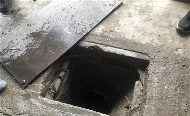 Bé trai 3 tuổi mất tích sau sự cố rơi xuống cống, người cha bất lực nhìn con trai bị dòng nước cuốn trôi-3