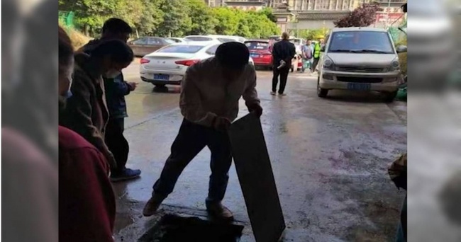 Bé trai 3 tuổi mất tích sau sự cố rơi xuống cống, người cha bất lực nhìn con trai bị dòng nước cuốn trôi-4