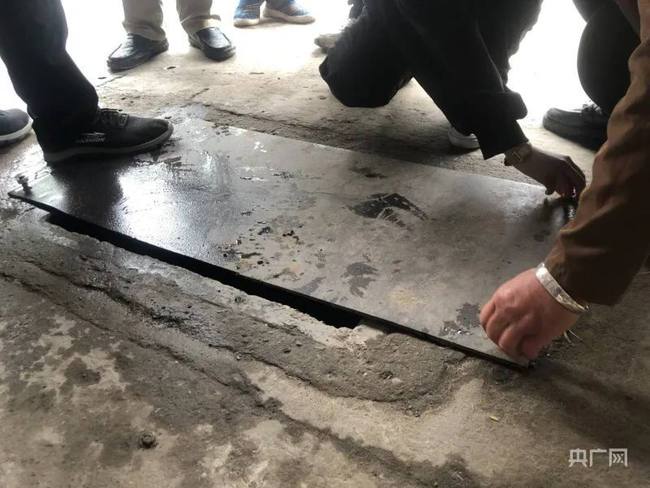 Bé trai 3 tuổi mất tích sau sự cố rơi xuống cống, người cha bất lực nhìn con trai bị dòng nước cuốn trôi-5