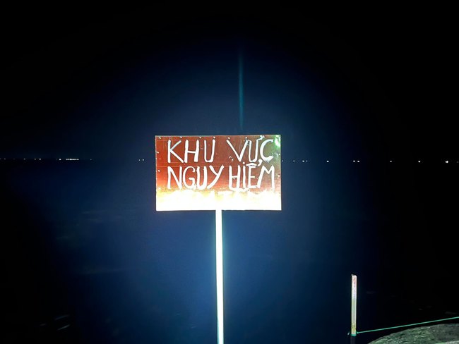 Trắng đêm tìm kiếm bé trai đuối nước khi ra biển chơi cùng nhóm bạn ở Nam Định-1