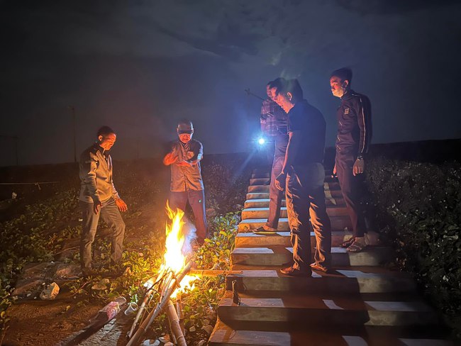 Trắng đêm tìm kiếm bé trai đuối nước khi ra biển chơi cùng nhóm bạn ở Nam Định-2