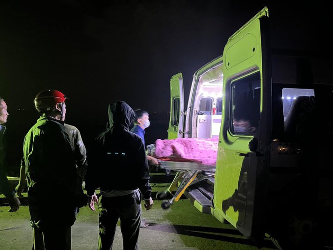 Trắng đêm tìm kiếm bé trai đuối nước khi ra biển chơi cùng nhóm bạn ở Nam Định-3