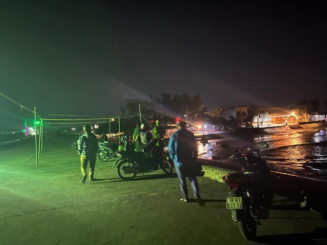 Trắng đêm tìm kiếm bé trai đuối nước khi ra biển chơi cùng nhóm bạn ở Nam Định-4