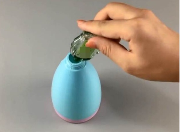 Đổ dầu gió vào giấm trắng, giải quyết nhiều khó khăn cho mọi nhà, tiếc là giờ mới biết-1