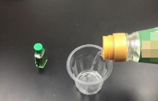 Đổ dầu gió vào giấm trắng, giải quyết nhiều khó khăn cho mọi nhà, tiếc là giờ mới biết-2