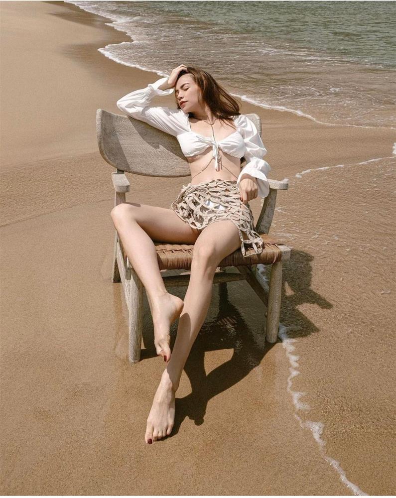 Hồ Ngọc Hà khoe body nóng bỏng với thời trang đi biển độc đáo-3