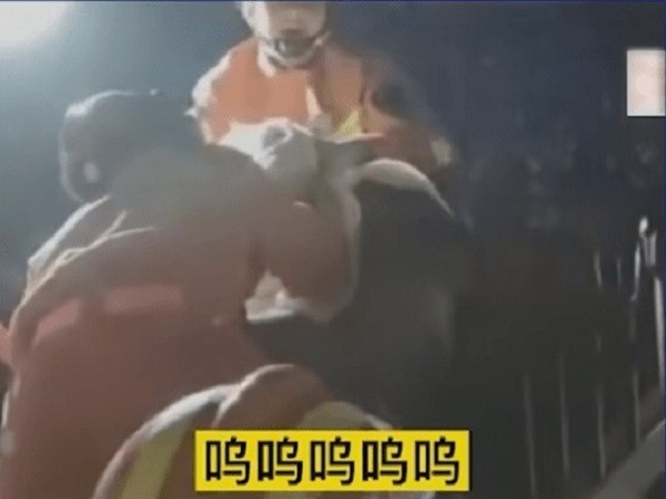 Nữ sinh đại học nửa đêm trèo tường đi hẹn hò và cái kết không biết giấu mặt đi đâu-2