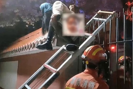 Nữ sinh đại học nửa đêm trèo tường đi hẹn hò và cái kết không biết giấu mặt đi đâu