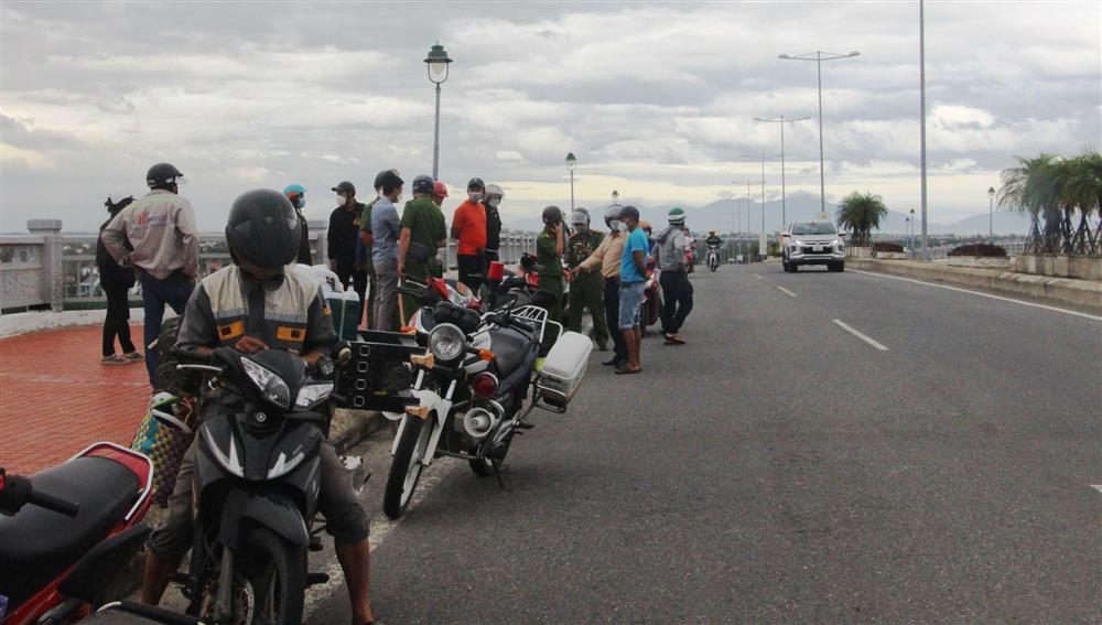 Vụ cha ôm con nhảy cầu Cửa Đại: Xuyên đêm tìm tung tích bé gái 6 tuổi-2