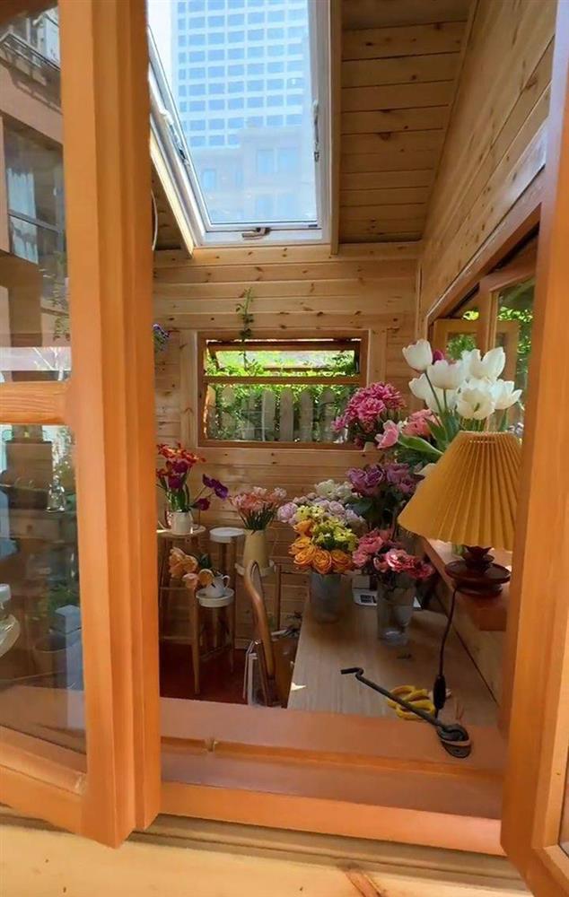 Ngẩn ngơ trước khu vườn nhà 60m² đẹp như tranh vẽ, thác hoa phủ vàng ruộm cả một góc sân-19