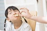 Bé gái 7 tuổi ngực phát triển 'như người lớn': Bác sĩ chỉ ra 8 loại thực phẩm là nguyên nhân, số 3 bé nào cũng thích cần nghiêm khắc cấm con ăn!