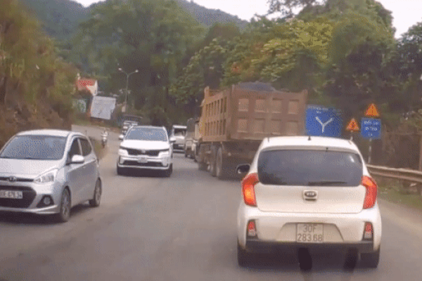 Xe tải mất phanh khi xuống dốc, húc liên tiếp 3 ô tô rồi lao vào vách núi