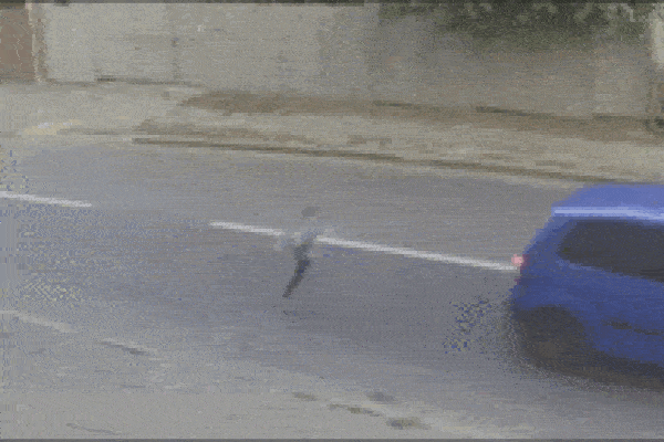 Bị ô tô tông văng gần chục mét, bé trai thoát chết khó tin