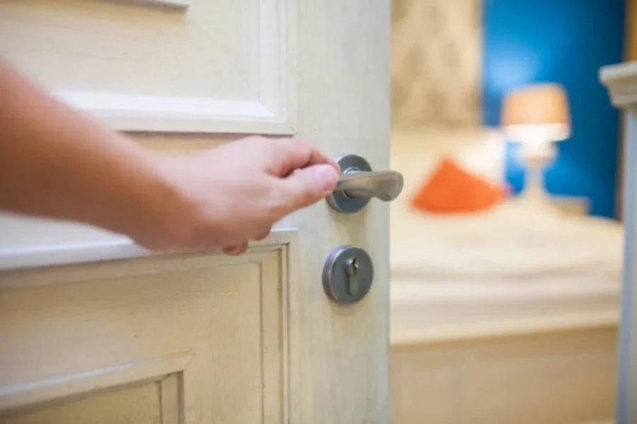 4 lý do nên đóng cửa phòng ngủ vào ban đêm: Lợi ích bất ngờ mà nhiều người chưa biết-1
