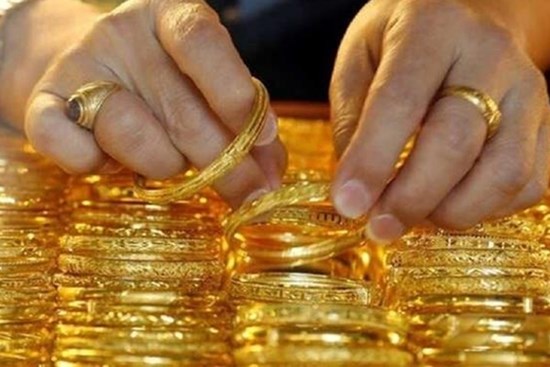 Vàng trong nước liên tục đắt kỷ lục so với thế giới sẽ gây hệ lụy gì?
