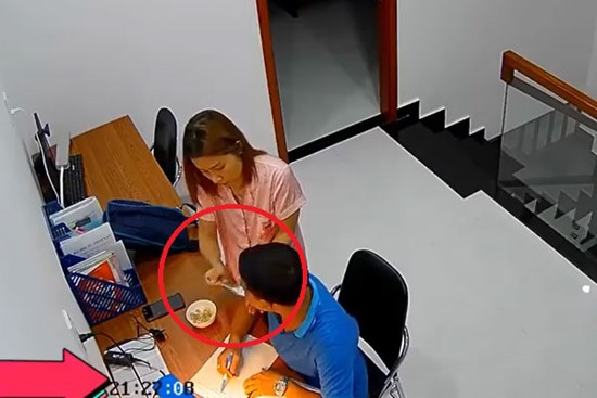 Xem clip vợ tận tình đút cơm tận miệng cho chồng, các 'tấm chiếu đã trải' phát hiện ngay ra vấn đề tế nhị