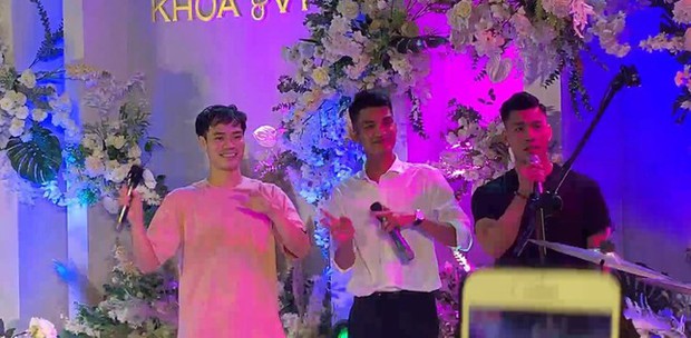 NSND Tự Long, hội cầu thủ dự đám cưới quê hoành tráng của Mạc Văn Khoa-3