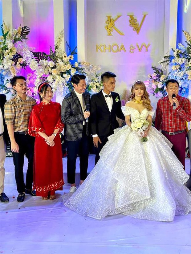 NSND Tự Long, hội cầu thủ dự đám cưới quê hoành tráng của Mạc Văn Khoa-4