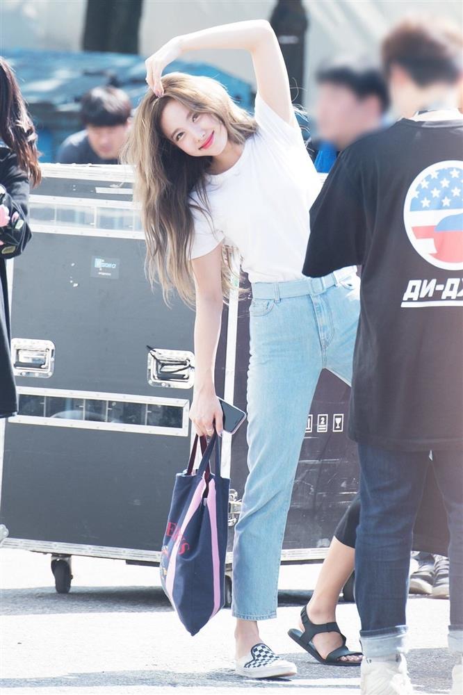 Muốn diện đồ mùa hè trẻ trung như sao Hàn, bạn chỉ cần đầu tư vào 5 món thời trang-11